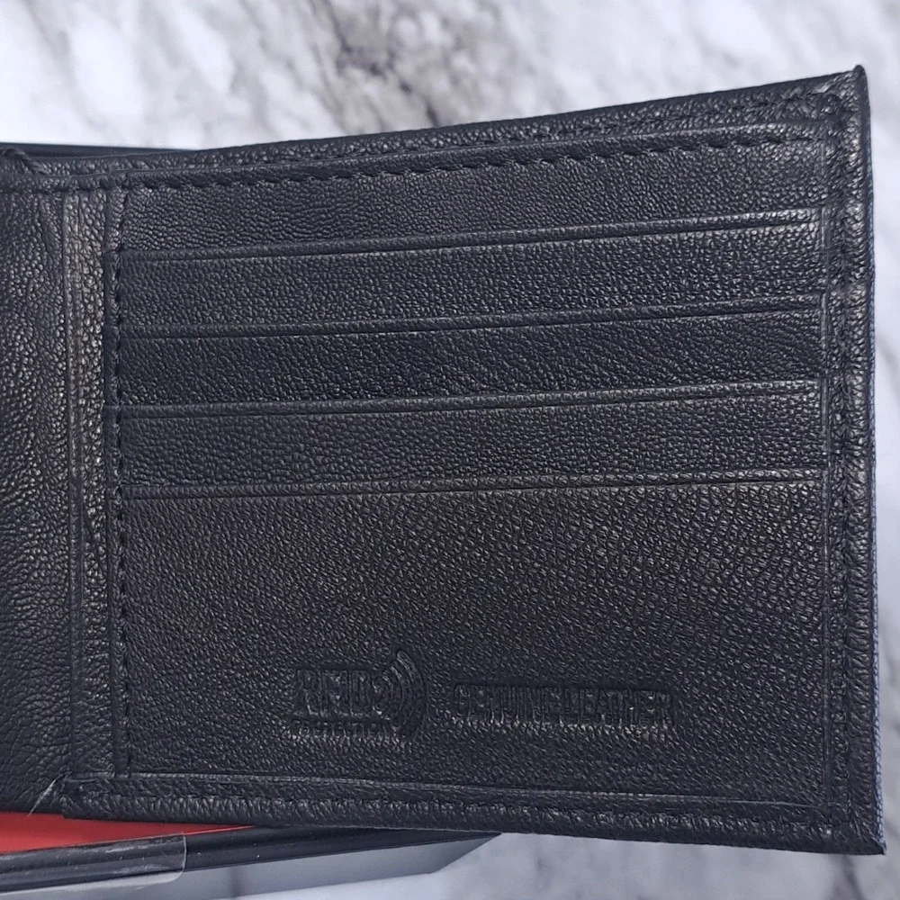 True Religion Men's Leather Bifold Wallet Black‎ With Desk Valet RFID Protection
